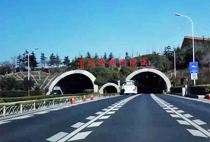 Além do Eurotúnel, outros túneis subaquáticos se espalharam pelo mundo. Um deles é a da baía de Jiaozhou, rodoviário submarino, localizado em Shandong, no leste da China. Fica na baía de Kiauchau, conectando o distrito de Huangdao com a cidade de Qingdao.