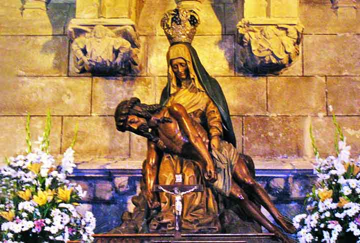 Nomeada em 1914 pela Igreja Católica como padroeira da “Região Leonesa”, a Virgem do Caminho está associada à peregrinação conhecida como “Caminho de Santiago”. 