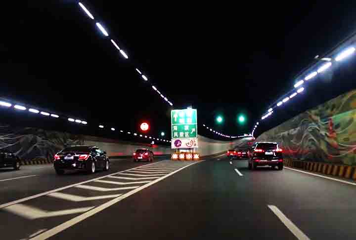 O Túnel da baía de Jiaozhou tem 9,47 quilômetros de extensão, incluindo um trecho que se localiza abaixo do nível do mar. Começou a ser construído em 27 de dezembro de 2006 e foi aberto à comunidade em 1 de julho de 2011, dois meses depois do previsto.