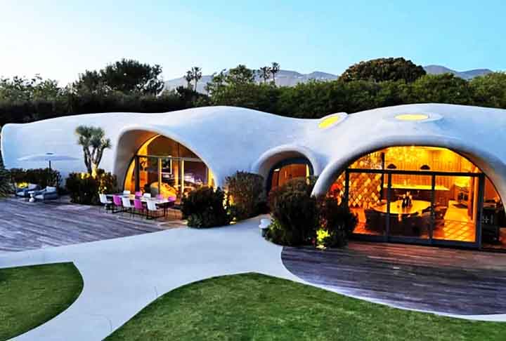 A mansão que atrai o olhar por ser diferente do padrão normal , foi erguida com base na técnica chamada Binishell - criada pelo arquiteto italiano Dante Bini na década de 1960. E a luminosidade também cria um visual bonito. -  Divulgação