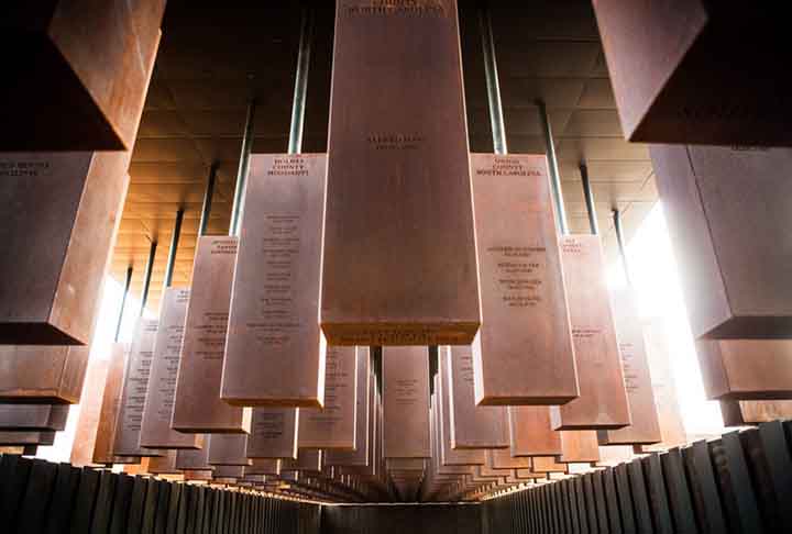 O Memorial Nacional pela Paz e Justiça (Alabama, EUA) foi inaugurado em 2016 e homenageia mais de 4,4 mil mortos nos linchamentos e época de terror racial sofrido por afro-americanos entre 1877 e 1950,