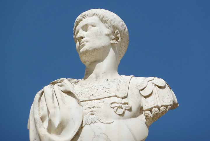 Calígula foi um imperador romano conhecido pelos relatos de excentricidade e pelo governo cercado de controvérsias. Sua trajetória reúne episódios descritos por fontes antigas, muitas vezes contraditórias, e continua despertando o interesse de historiadores. Até hoje, sua figura é alvo de estudos e diferentes interpretações. -  (crédito: Flickr Manel)