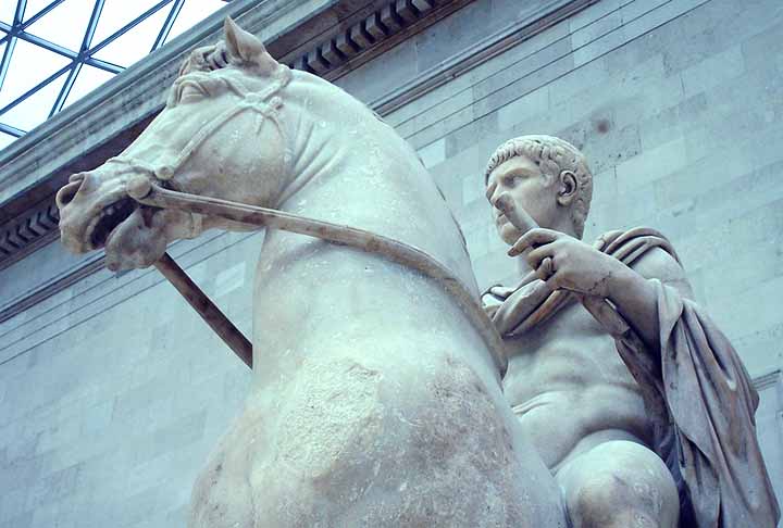 Segundo registros histÃ³ricos, CalÃ­gula foi assassinado a facadas por um grupo de guardas em 24 de janeiro do ano 41 d.C., sendo sucedido no poder romano por seu tio Claudio, ex-cÃŽnsul e senador. 
