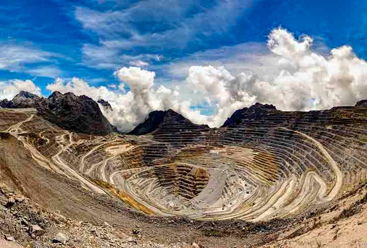 Grasberg (Indonésia): Operada pela PT Freeport Indonesia, uma subsidiária da Freeport-McMoRan, a mina está situada a uma altitude de cerca de 4.100 metros acima do nível do mar, em um terreno montanhoso e desafiador.- Flickr Paul Q. Warren