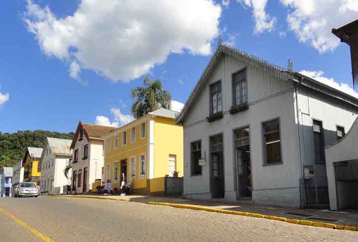O nome da cidade Ã© homenagem ao fazendeiro paulista AntÃŽnio da Silva Prado, que instalou nÃºcleos coloniais no Rio Grande do Sul e promoveu a imigraÃ§Ã£o de italianos para o paÃ­s, quando foi Ministro da Agricultura.