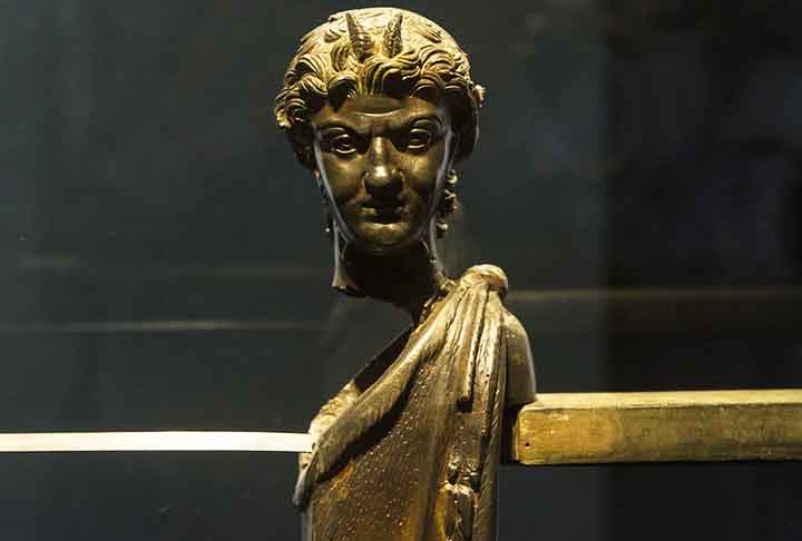 Em 1842, o busto, que pertencia ao acervo do político e escritor inglês Horace Walpole, foi vendido juntamente com uma coleção de objetos. Agora, ele passou a ficar exposto na Strawberry Hill House. 
