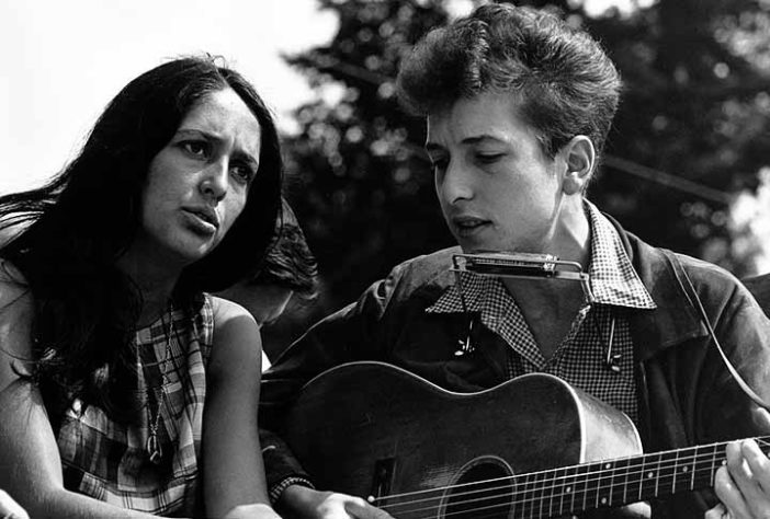 Bob Dylan com Joan Baez em 1963. - 10 melhores discos de todos os tempos 