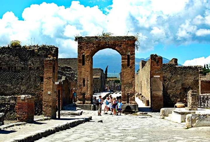Arco de Calígula em Pompeia, Itália - O Imperador Romano, Calígula - Flickr stevesheriw