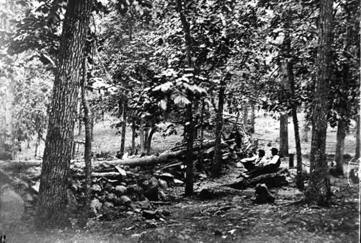 Soldados federais do Exército da União num parapeito, sendo uma das principais posições defensivas em Culp's Hill, em 1863 - Gettysburg