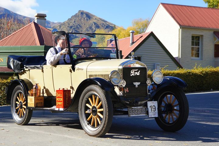 <p>Já nessa época, o automóvel simbolizava liberdade, independência e status social, tornando-se um objeto de desejo para muitos.</p>
