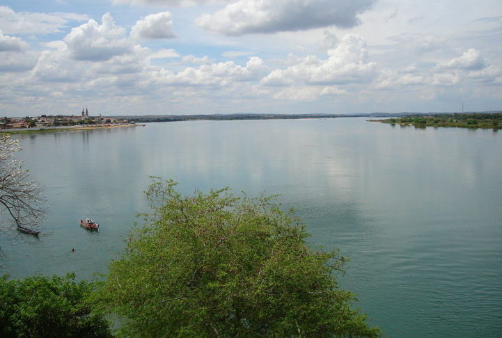 Por último, o rio chega às regiões mais planas e lentas. Aqui, o transporte de sedimentos é intenso, depositando materiais no fundo e nas margens. É a famosa foz (ou baixo curso).