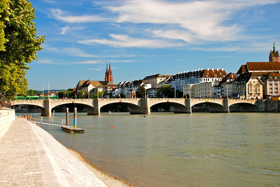 O Rio Reno é um dos principais rios da Europa. Ele nasce nos Alpes, região leste do território suíço, e desagua no Mar do Norte. Com1.233 km de comprimento, atravessa grande parte do continente europeu de sul a norte.