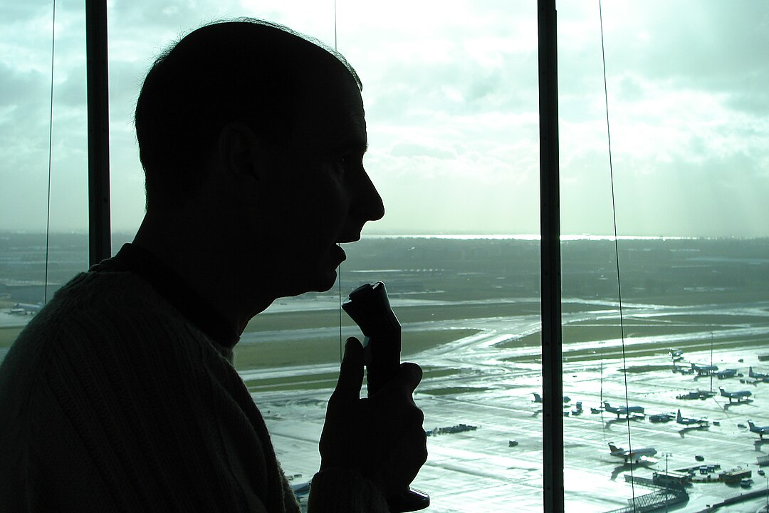 A função de controlador de tráfego aéreo é chave na aviação, pois é determinante para que os aviões aterrissem ou decolem em segurança. Certamente, é um posto que paga bem, mas causa uma preocupação constante. 