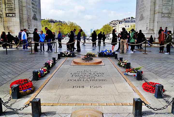 O portentoso Arco do Triunfo parisiense abriga no tÃ©rreo o tÃºmulo de soldado nÃ£o identificado (o Soldado Desconhecido), morto na Primeira Guerra Mundial (1914 a 1918). 
