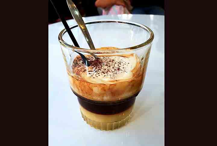 O Ca Phe Muoi é uma combinação de café vietnamita com leite condensado e uma camada de creme salgado. Pode ser servido quente ou gelado. Os criadores ressaltam que o amargor do café é atenuado pela doçura do leite condensado, num equilíbrio que surpreende. - Ph??ng Huy/Wikimedia Commons