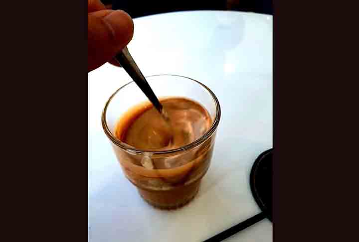 Além do café com sal, os vietnamitas fazem outras misturas com o café tradicional:  café com ovo (ca phe trung), café com coco (ca phe cot dua),  café batido com frutas (sinh to ca phe) e  café com iogurte (sua chua ca phe).-Ph??ng Huy/Wikimedia Commons