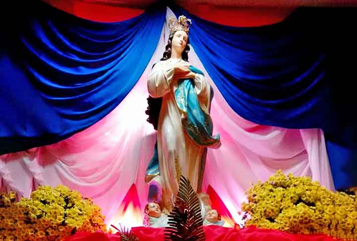 Nossa Senhora da Esperança - No dia 17 de janeiro de 1871, quatro alunos de uma escola em um convento da cidade de Saint Brieuc, perto de Paris, relataram a visão de Maria. 

