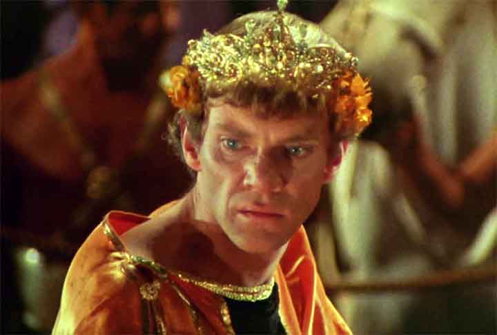 O filme Caligula, estrelado por Malcolm McDowell, retrata a ascensão e queda do imperador romano com forte carga dramática. A produção lançada em 1979 ficou marcada pelo conteúdo explícito e pela abordagem polêmica da história. Até hoje, é lembrada como uma das obras mais controversas já feitas sobre a Roma Antiga.