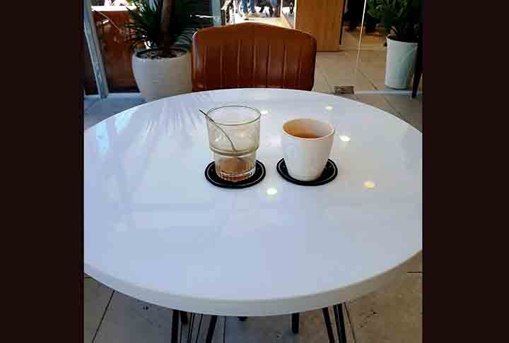 Os donos da cafeteria, Ho Thi Thanh Huong e Tran Nguyen Huu Phong, afirmam ter criado o café com sal em 2010, e defendem a qualidade da mistura, que muitos imaginavam impossível de agradar ao paladar.  -Ph??ng Huy/Wikimedia Commons