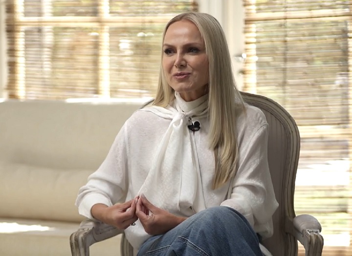 Em entrevista exclusiva para o Fantástico pouco depois do acerto com a emissora, ela se emocionou. Entre outros assuntos, Eliana relembrou memórias da infância e comentou sobre os últimos momentos de convivência com o pai, que faleceu em 2025, aos 92 anos.