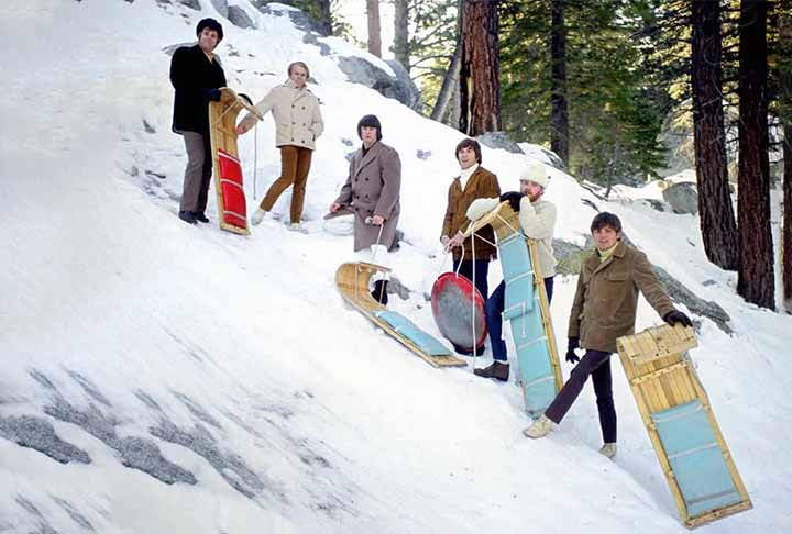A trajetÃ³ria dos californianos que caminham juntos hÃ¡ mais de 60 anos agora estÃ¡ disponÃ­vel em forma de documentÃ¡rio no streaming Disney+. 
