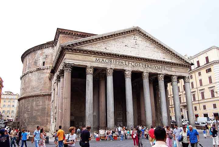 Panteão (27 a.C. – 125 d.C.): Originalmente um templo romano dedicado a todos os deuses, sua cúpula ainda é uma das maiores do mundo. Foi reconstruído por Adriano- Michael Paraskevas/Wikimédia Commons
