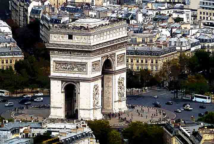 ARCO DO TRIUNFO â?? PARIS, FRANÃ?A - Finalizado em 1836, homenageia as vitÃ³rias de NapoleÃ£o Bonaparte. Ornamentado com esculturas, fica na Champs-Ã?lysÃ©es. Representa conquistas militares francesas.
