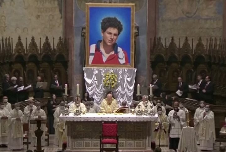 <p>A cerimônia de canonização de Carlo Acutis,  no Vaticano, foi transmitida ao vivo. Em seguida, houve uma missa solene na paróquia.</p>
