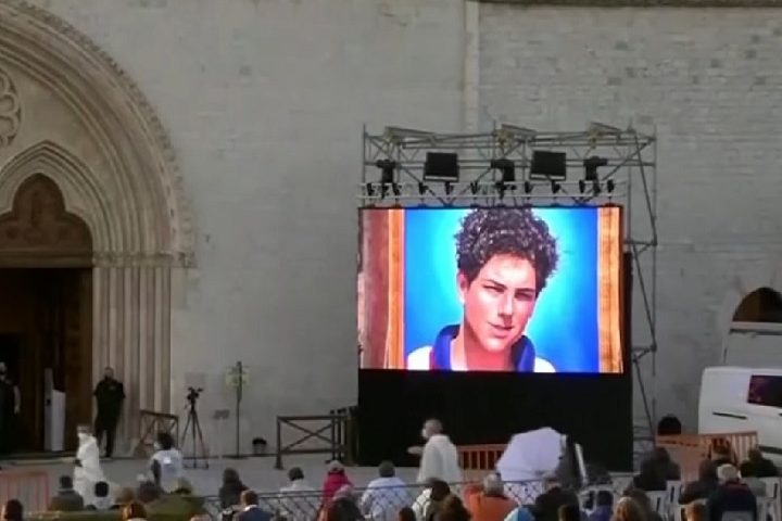 <p>O primeiro milagre reconhecido de Acutis ocorreu no Brasil, quando um menino de três anos foi curado de uma doença no pâncreas depois de tocar num pedaço da camiseta do beato.</p>
