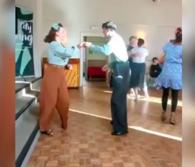 Para o casamento, eles seguiram a tradição e realizaram a cerimônia na igreja. Em seguida, foram a um pub local para uma refeição e depois dançaram no salão comunitário da vila.