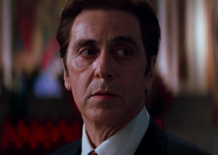 <p>Ele se destacou por seu retrato enigmático e sedutor do mal personificado. Pacino é frequentemente lembrado por suas falas memoráveis e a intensidade de sua atuação.</p>
