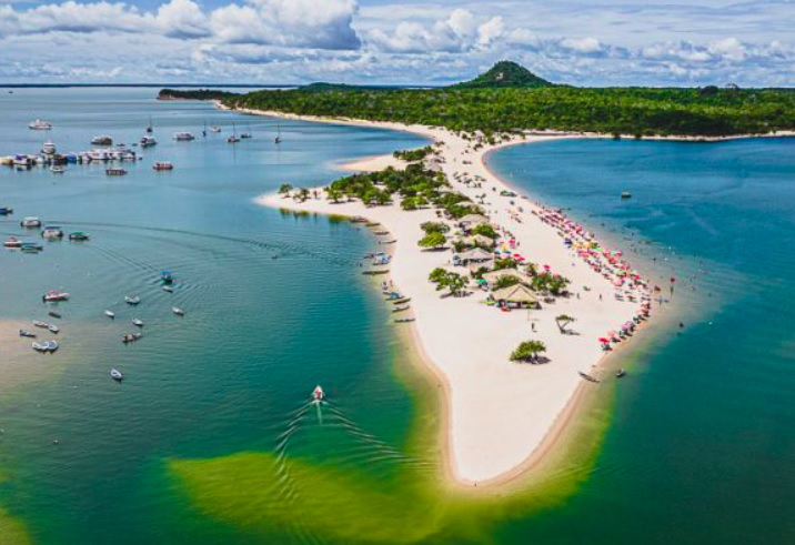 Alter do Chão: Localizada no Rio Tapajós, Alter do Chão é conhecida como a "Caribe Amazônica" por suas águas cristalinas e belas praias de areia branca. 