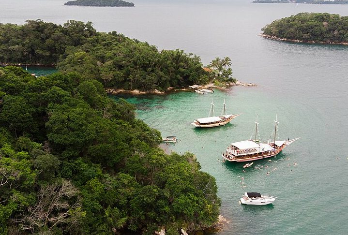 Angra dos Reis: Localizado a aproximadamente 160 km da capital fluminense, Angra dos Reis é um destino turístico popular, conhecido por suas belas praias, ilhas deslumbrantes e águas limpas. 