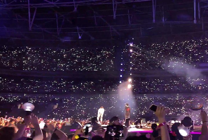 O BTS conta com uma das maiores e mais engajadas bases de fãs do mundo, chamada de "ARMY". Eles são conhecidos por sua lealdade, paixão e criatividade, apoiando o grupo ativamente em suas atividades e os promovendo nas redes sociais. 