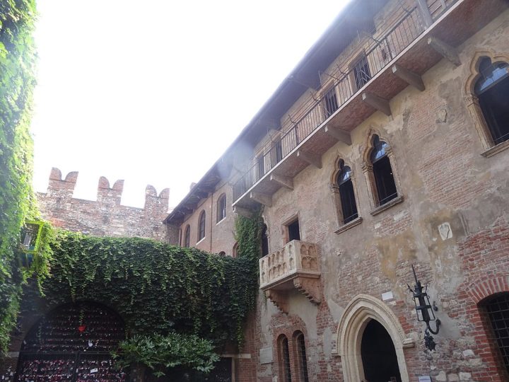 Estátua de Julieta, Verona (Itália): Famosa por ser o cenário do romance 