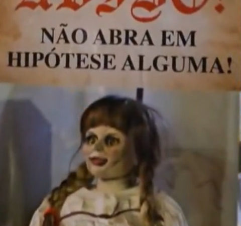 Incêndio destrói boneca ‘amaldiçoada’ e gera memes: ‘Nem Annabelle resiste ao Rio de Janeiro’ ; relembre