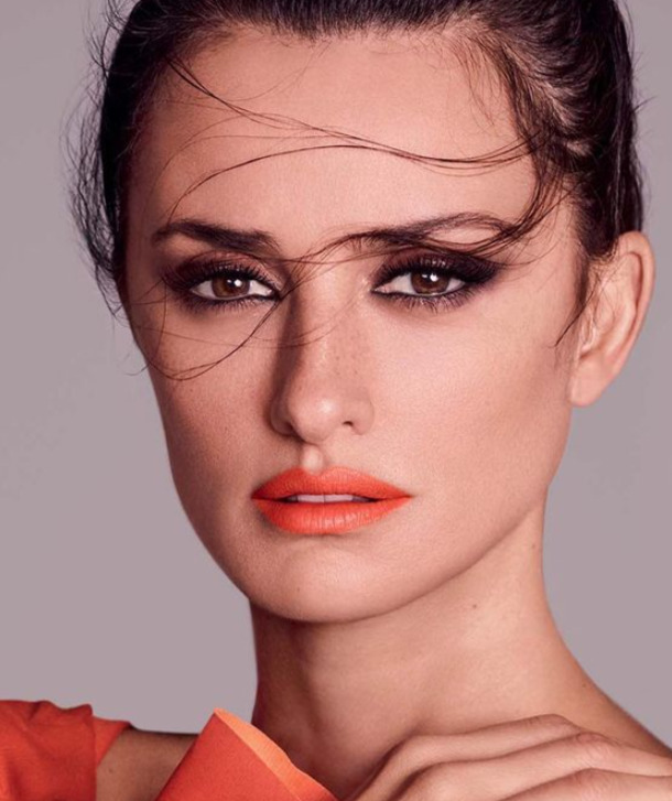 Penélope Cruz - A atriz espanhola declarou que tem superstições e TOCs. A pior obsessão, que faz com que ela desperdiçe tempo, é abrir e fechar a porta diversas vezes. 