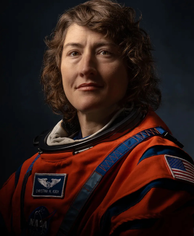 A americana Christina Koch, de 44 anos, tem o recorde feminino de dias consecutivos no espaço: 328. Foram 5.248 órbitas da Terra e 223 milhões de quilômetros percorridos, segundo o jornal britânico The Guardian. Ela se prepara para uma nova missão: Artemis II, que voará ao redor da Lua em 2025.-Reprodução redes sociais 