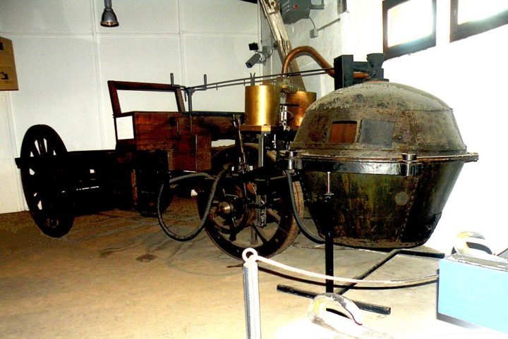 <p>Embora prático, o veículo de Cugnot era impraticável devido ao seu grande peso e baixa eficiência. Era basicamente um trator militar rudimentar que alcançava uma velocidade de cerca de 4 km/h.</p>
