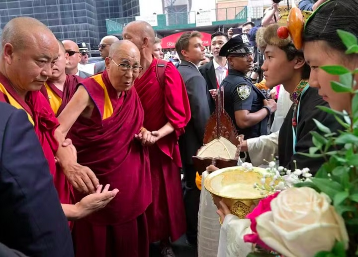 Aos 89 anos, Dalai Lama faz cirurgia no joelho: 'leve desconforto'