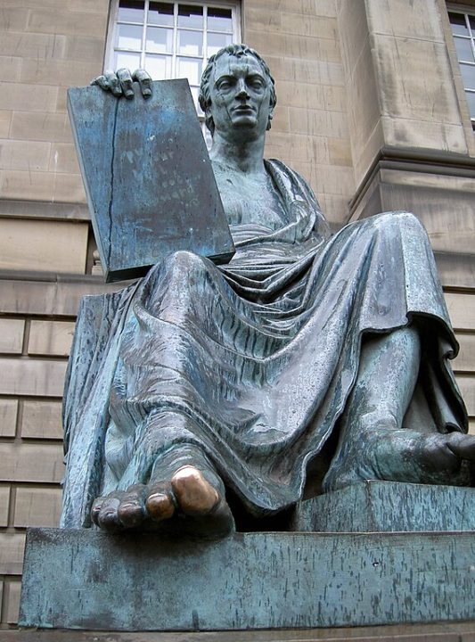 EstÃ¡tua de David Hume, Edimburgo (EscÃ³cia): David Hume, um dos mais influentes filÃ³sofos do ocidente, foi homenageado com um monumento em Edimburgo, cidade onde viveu. Diz a lenda que encostar no dedÃ£o do pÃ© direito da estÃ¡tua traz sorte.