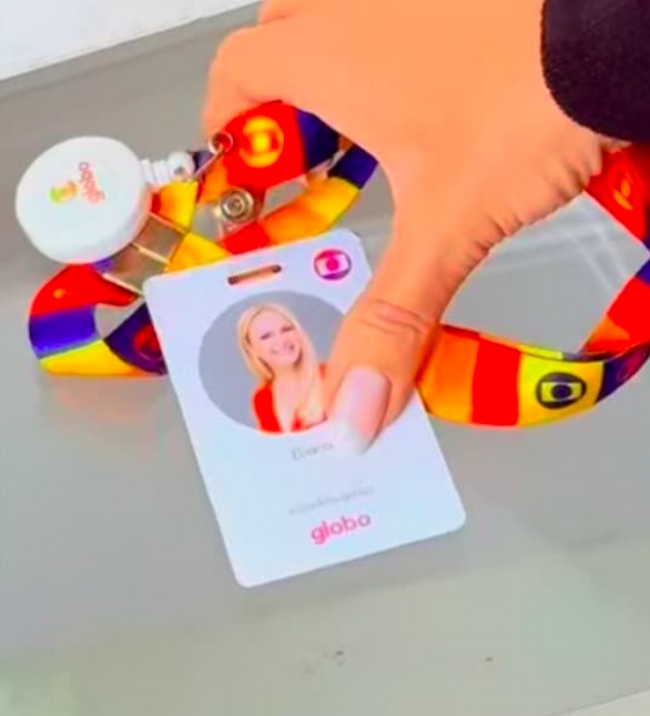 Na época da contratação, ela publicou um vídeo nas redes sociais mostrando o crachá e comemorando o novo emprego.