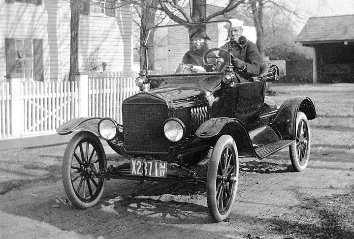 <p>Henry Ford introduziu a linha de montagem em suas fábricas em 1913, o que permitiu a produção em larga escala do Modelo T, que extremamente popular devido ao seu preço acessível.</p>
