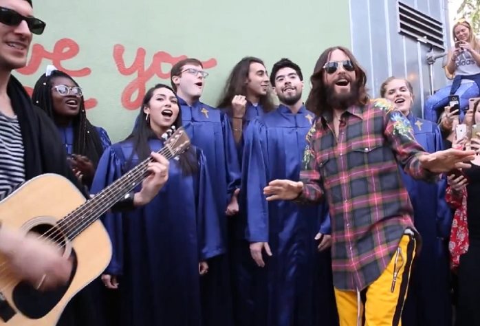 Jared Leto se apresenta na rua em Austin, Texas