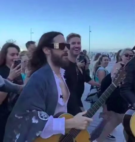 Jared Leto se apresenta em praça pública em Lisboa