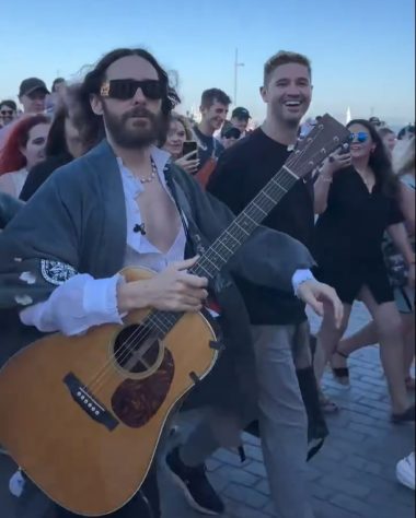 Jared Leto se apresenta em praça pública em Lisboa
