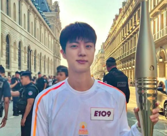 Jin, do BTS, participa de revezamento da tocha olímpica