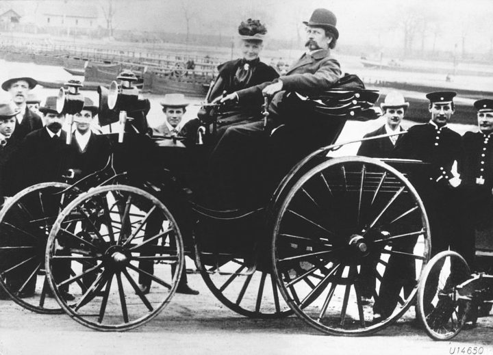 <p>Só no dia 3 de julho de 1886, o engenheiro alemão Karl Benz idealizou aquele que foi considerado o primeiro automóvel moderno projetado para ser movido a vapor, o Benz Patent-Motorwagen.</p>
