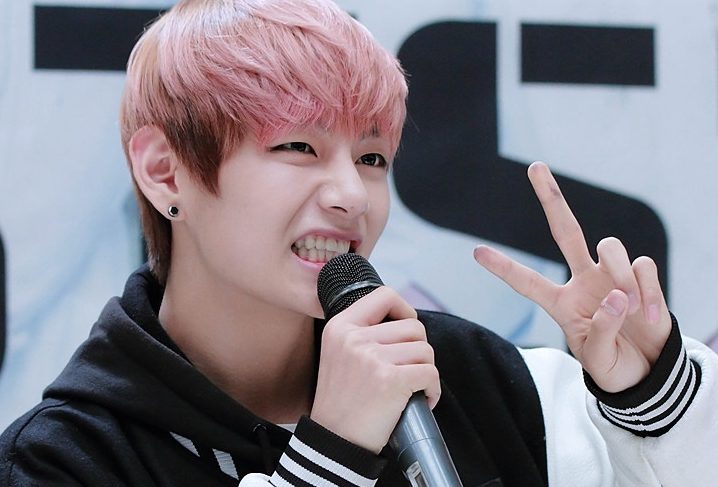 V (Kim Taehyung): V se destaca por ter uma voz diferente da dos outros, mais profunda, além de ser um ator talentoso. 