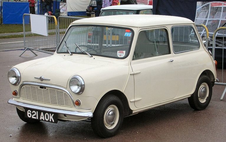<p>Mini Cooper (1959): Criado pela British Motor Corporation, o Mini foi inovador por seu design compacto e economia de combustível, além de se tornar um ícone da cultura pop dos anos 1960.</p>
